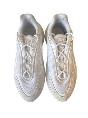 Adidas Ozelia women's casual sneakers with wavy overlays. Size 5